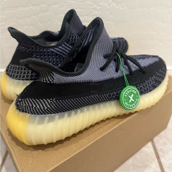 Adidas Yeezy Boost 350 V2 in carbon colorway - Picture 4 of 7